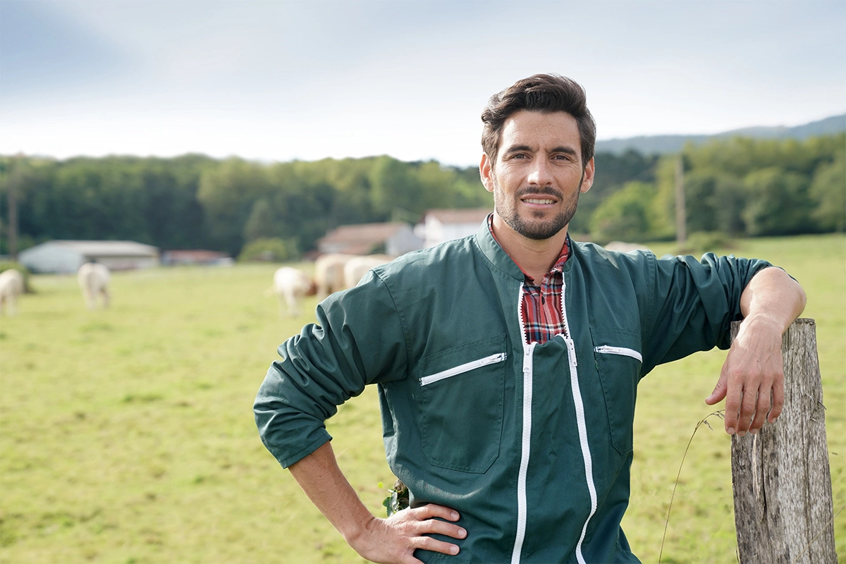 Eleveur_sur_exploitation_exterieur_troupeau_vaches_en_fond_AdobeStock_289807111.jpg Visuel Eleveur_sur_exploitation_exterieur_troupeau_vaches_en_fond_AdobeStock_289807111.jpg